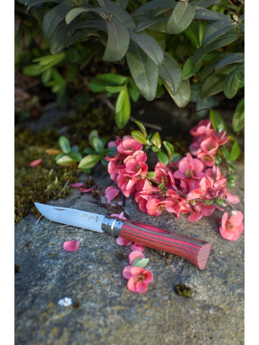 Opinel Nr.8 Laminated Red nazobē ar nerūsējošā tērauda asmens un sarkanu beršu rokturi