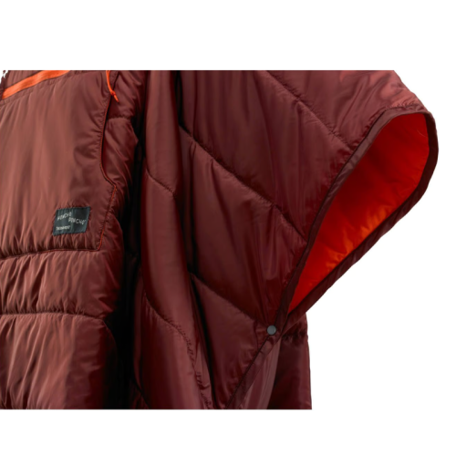 Termā-Rest Hončo pončo, kas kalpo arī kā sega un lietusrāmis