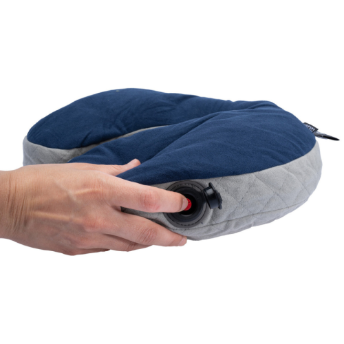 Ceļošanas spilvens COCOON Air-Core Neck Pillow ar ergonomisku mikrošķiedras materiālu
