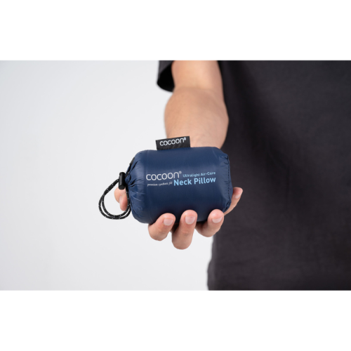 Ceļošanas spilvens COCOON Air-Core Neck Pillow ar ergonomisku mikrošķiedras materiālu