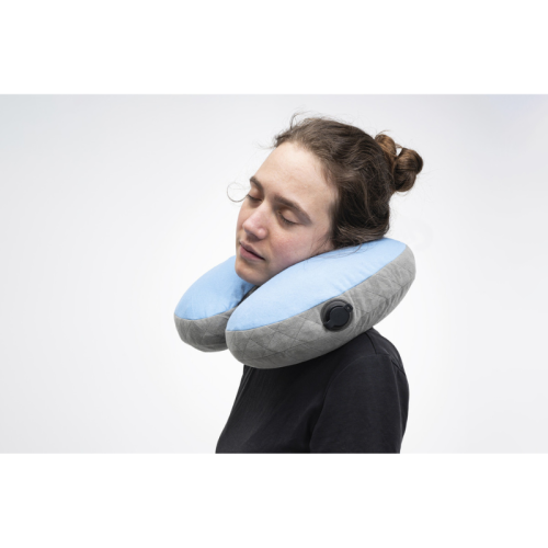 Ceļošanas spilvens COCOON Air-Core Neck Pillow ar ergonomisku mikrošķiedras materiālu