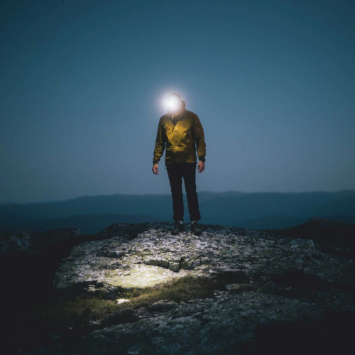 Prožektors Lifesystems Intensity 580 galvas lukturis, uzlādējams.