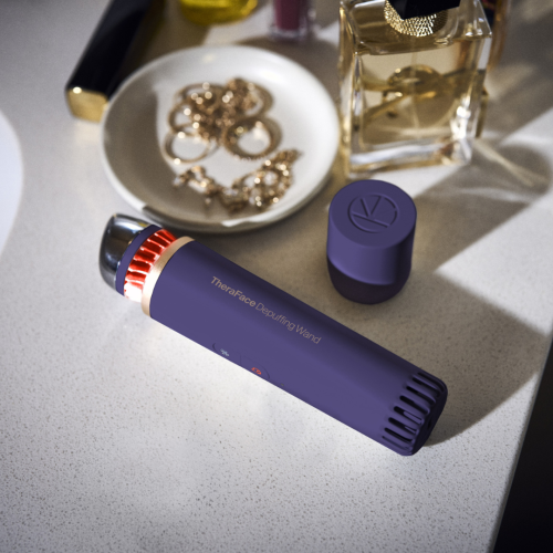Tūsku mazinoša komprese TheraFace Depuffing Wand (violeta)